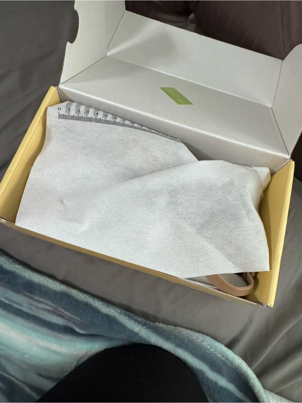 Yellow Shoe Box with Size Label US 7.5 - Picture 2 of 6